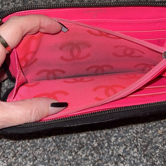 EUC Chanel wallet with COA quilted leather & patent leather “CC” Hot pink inside - Picture 5 of 9
